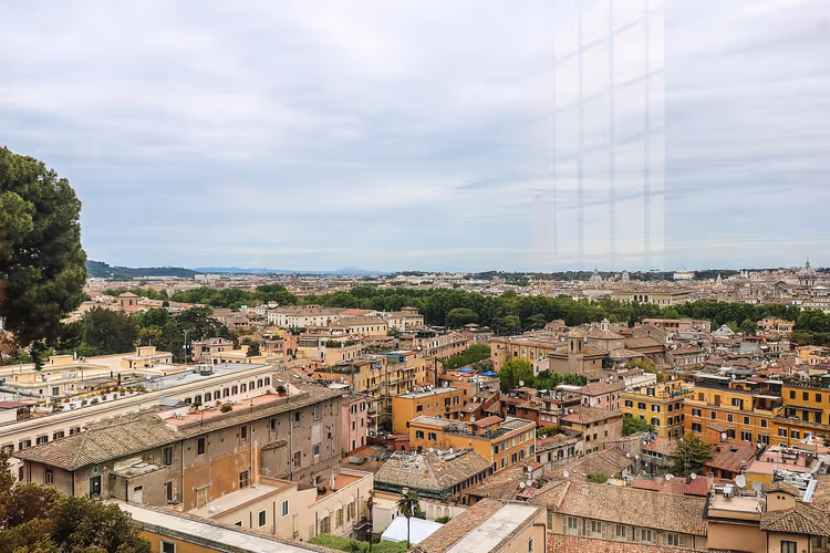 Panorama dos telhados de telha da Roma histórica durante o dia