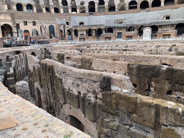 Underjordisk hypogeum og vegger inne i Colosseum