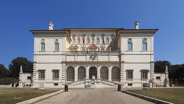 Roma'daki Galleria Borghese'nin kar beyazı cephesi