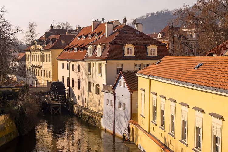 Case storiche e una ruota idraulica sul canale di Kampa