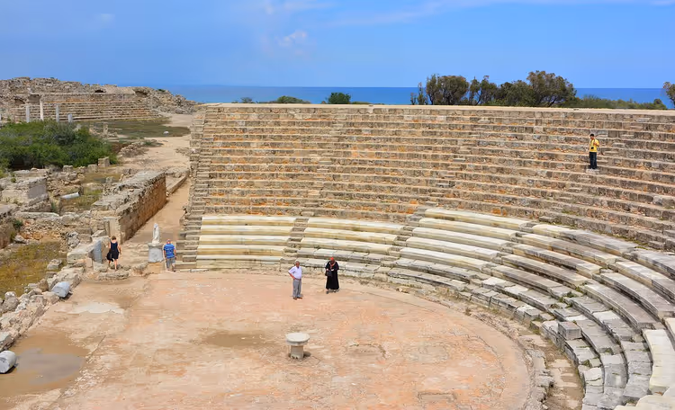 Ruïnes van het antieke theater in Salamis met zeezicht