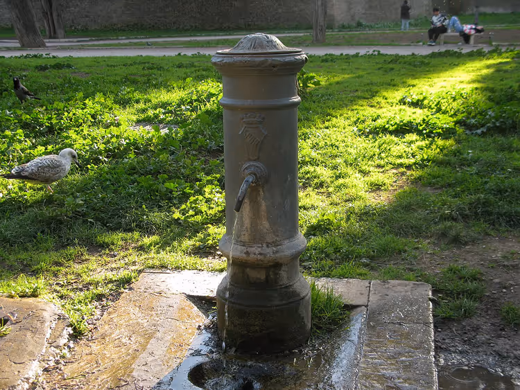 Römischer Straßentrinkbrunnen mit fließendem Wasser