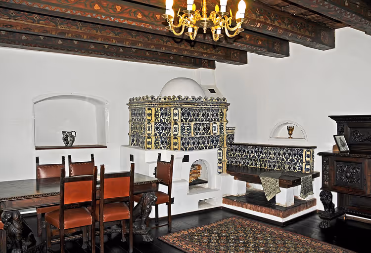 Interieur van een kamer in Kasteel Bran met een tegelkachel