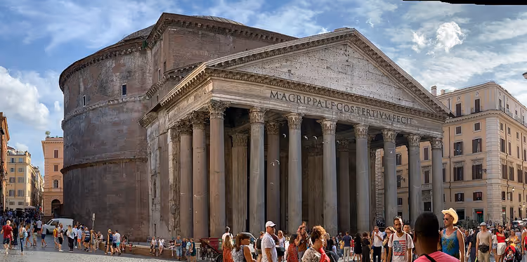 Portikoen til Pantheon med søyler på Piazza della Rotonda