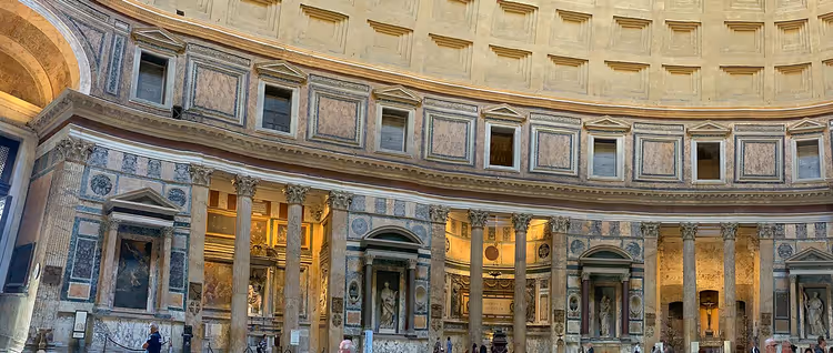 Interieur van het Pantheon met koepel en zuilen