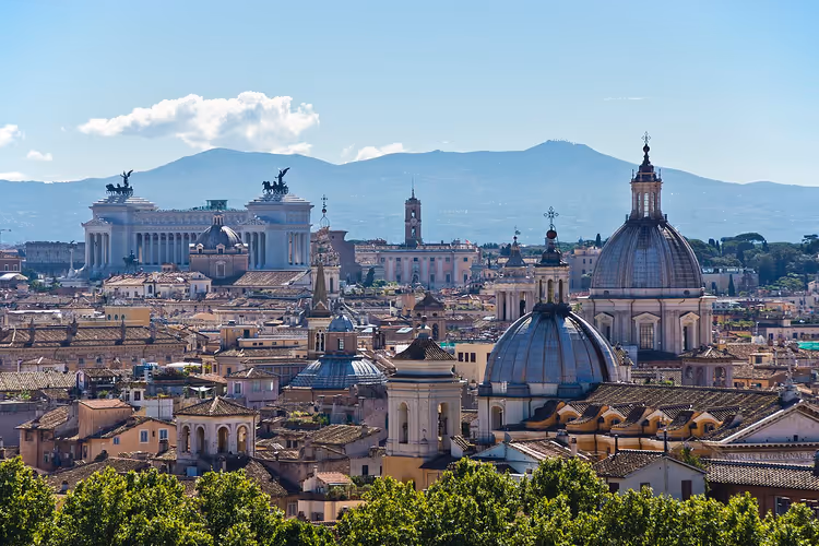 Panorama von Rom mit Kirchenkuppeln und dem Vittoriano