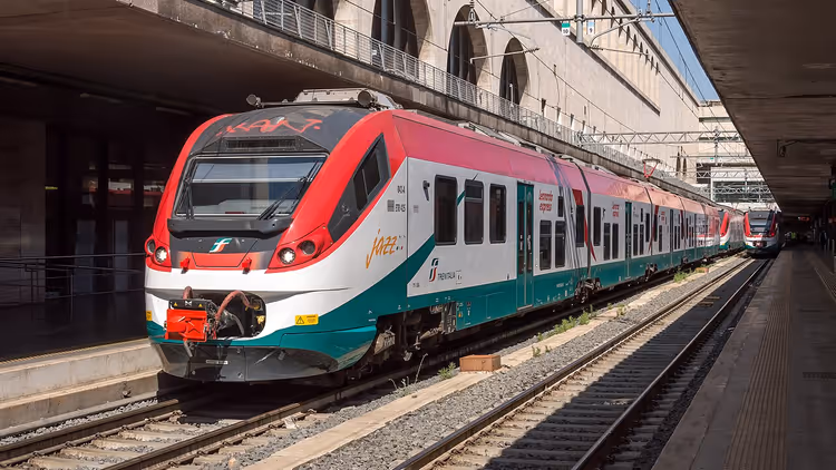 Trenitalia-Jazz-Zug auf einem Bahnsteig