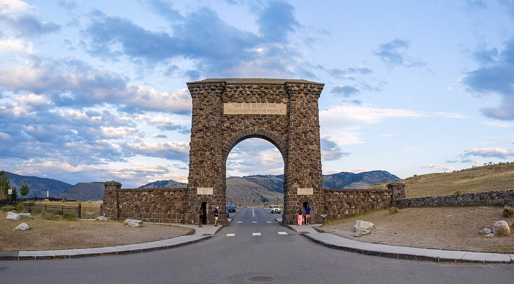 Roosevelt Arch ved nordinngangen til Yellowstone