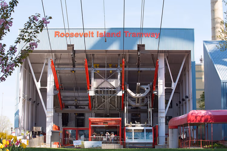 Roosevelt Island Tramway-stasjon med en gondol