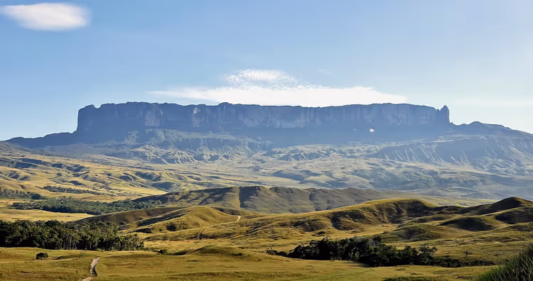 Monte Roraima, montanha de topo plano, acima da savana verde