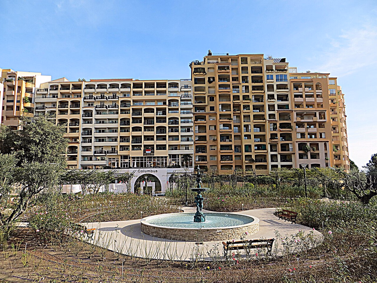 Blomsterbed og fontene i Fontvieille rosenhage