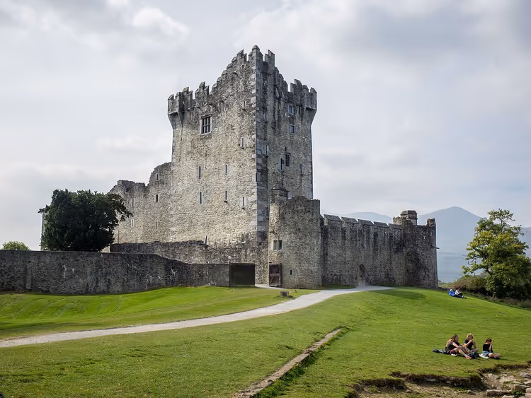 Ross Castle op een groene weide