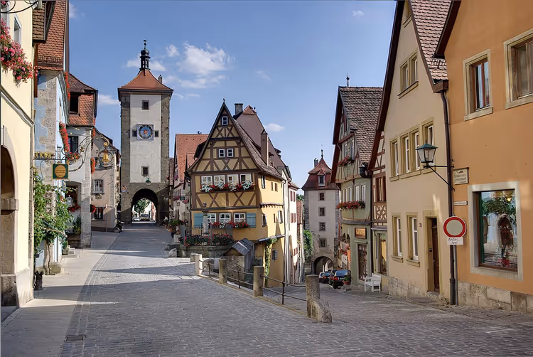 Rothenburger Gasse mit Fachwerkhäusern und einem Turm