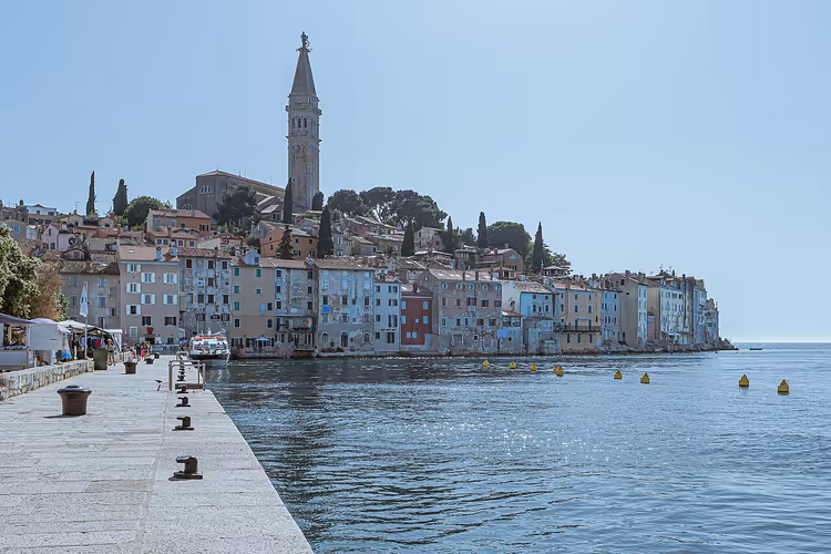 Altstadtpanorama von Rovinj mit Glockenturm
