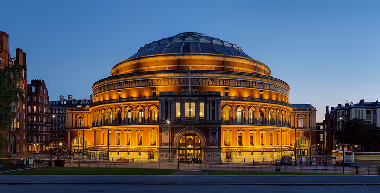De Royal Albert Hall in Londen verlicht in de avond