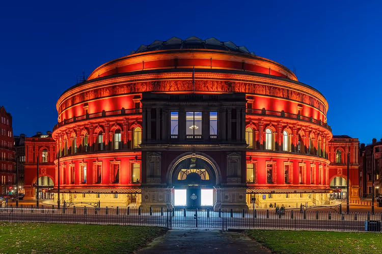 Rødt lys på fasaden til Albert Hall om natten