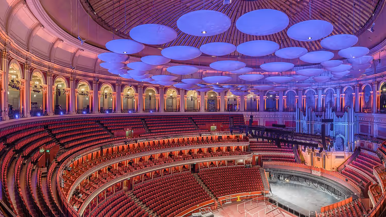 Albert Halls auditorium med røde seter og kuppel