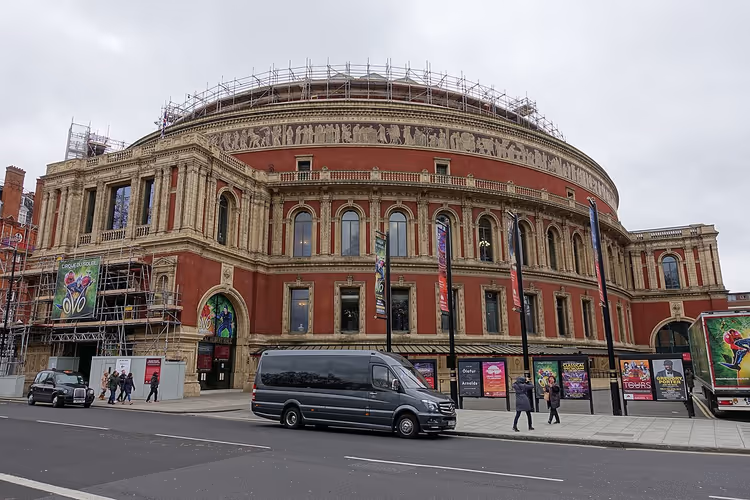Friz ve iskeleyle Albert Hall'un cephesi
