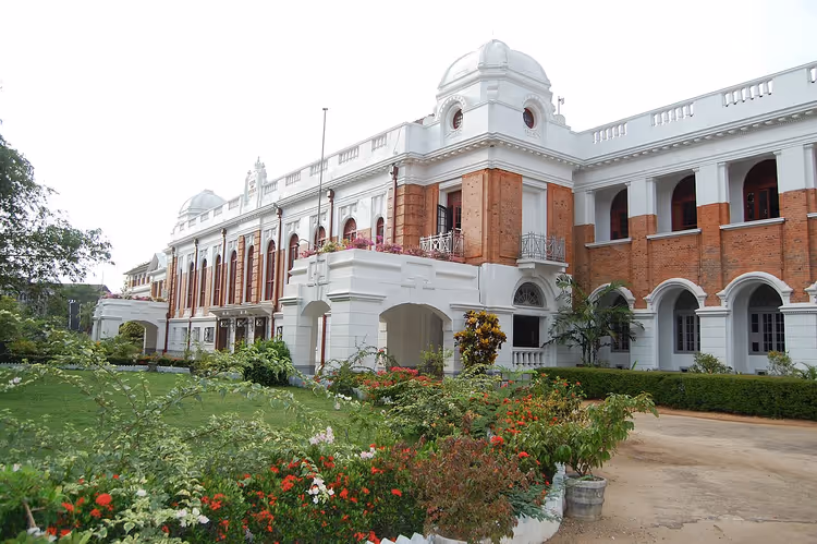 Edifício colonial de faculdade em Colombo entre vegetação
