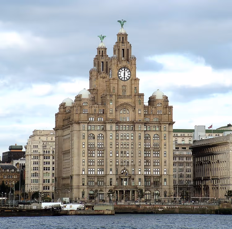 Royal Liver Building med klokke og fugler