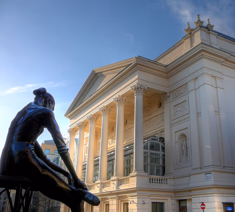 Een bronzen standbeeld van een ballerina buiten het Royal Opera House