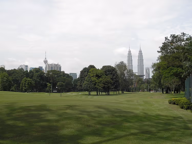 Petronas Kuleleri manzaralı golf sahası