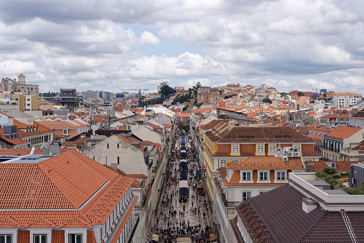Vista de cima da Rua Augusta e dos telhados da Baixa
