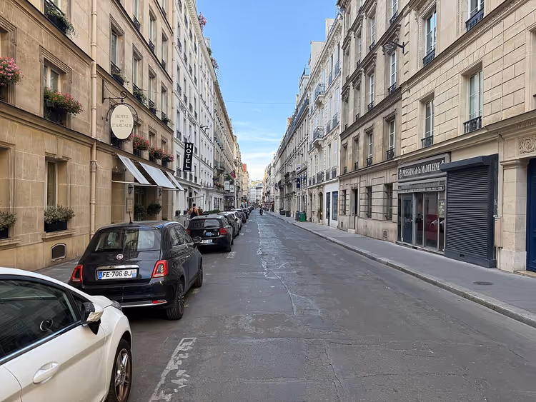 Paris'te arabalar ve cephelerle Rue Arcade