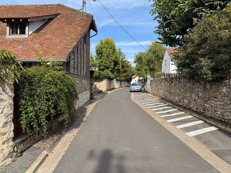 Oude straat in Chessy met stenen muren