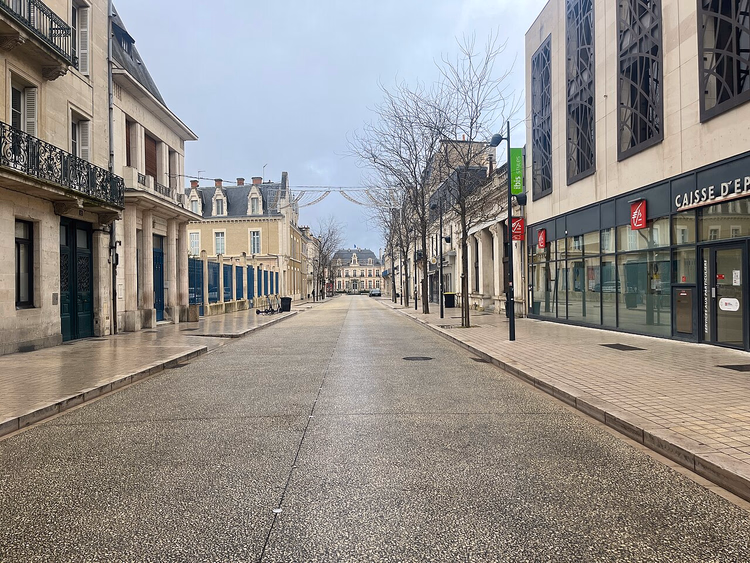 Rue Victor Hugo i sentrum av Poitiers