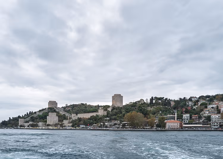 Fort Rumelihisari aan de oever van de Bosporus