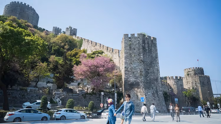 Sokak ve arabalarla Rumeli Hisarı