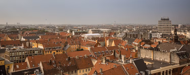 Panorama av København med røde tegltak