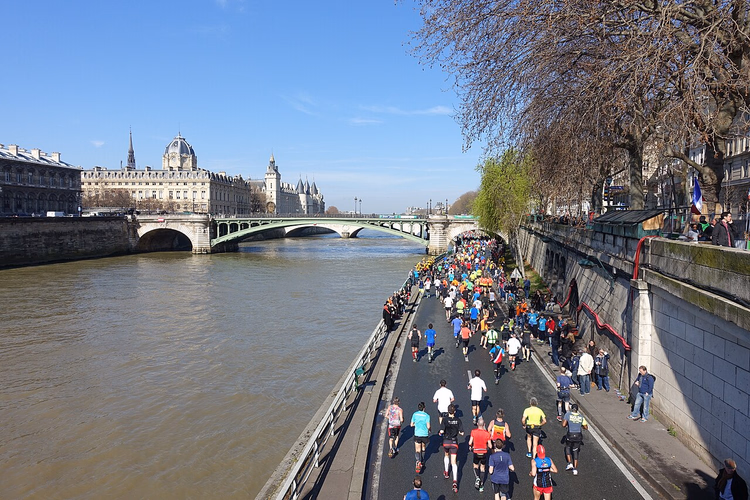 Marathonläufer am Seine-Ufer nahe der Conciergerie