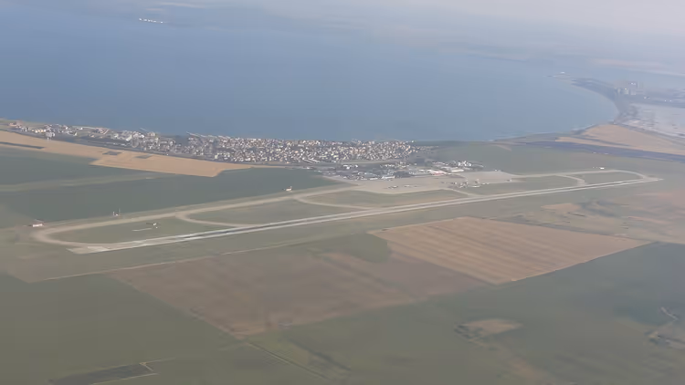 Luchtfoto van Burgas Airport en de landingsbaan