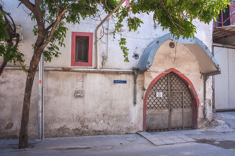 Vecchia casa con portali ad arco sulla via Yasamal