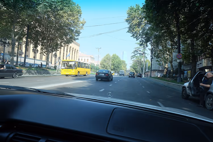 Utsikt fra en bil mot Rustaveli-avenyen i Tbilisi