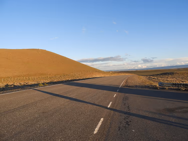 Kurak Patagonya bozkır tepelerinden geçen ıssız yol