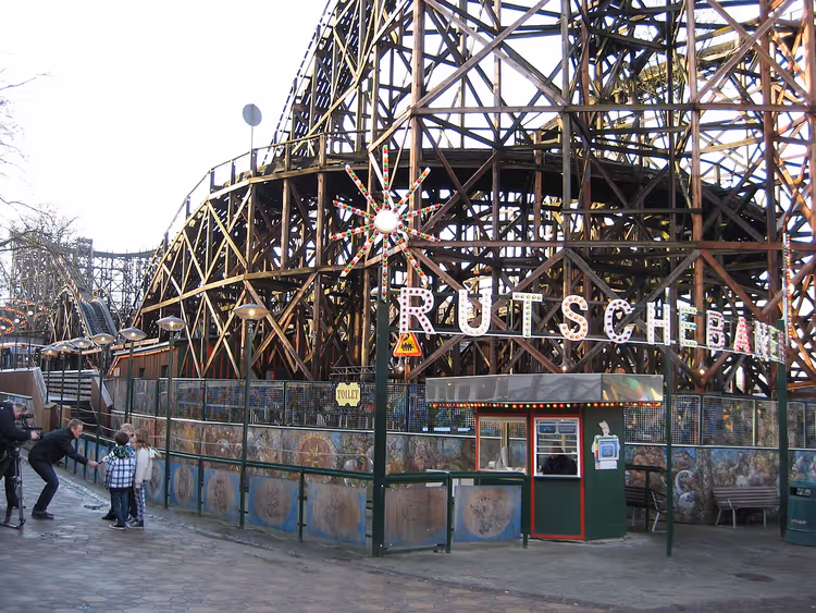 Rutschebanen houten achtbaan met bord en kaartjesloket