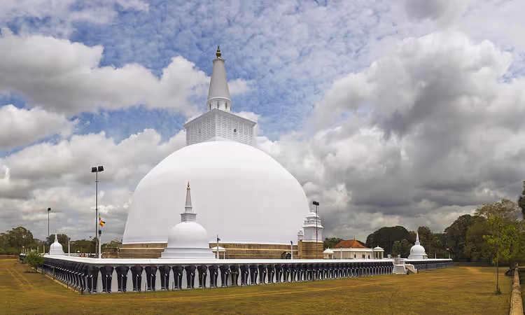 Weiße Ruwanwelisaya-Stupa in Anuradhapura