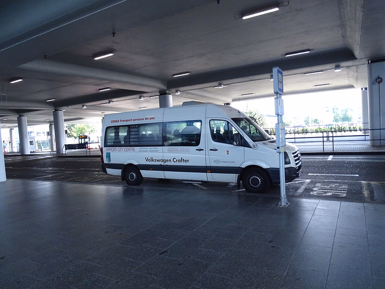 CEDAZ-minibuss ved terminal 2 på Praha lufthavn