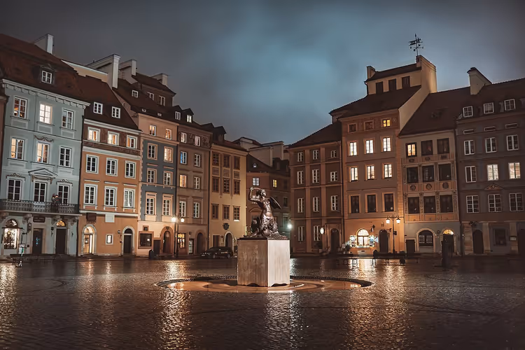 Markt van de Oude Stad bij nacht met het Zeemeerminbeeld