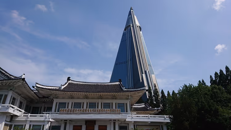 Den pyramidformede Ryugyong Hotel bak en tradisjonell bygning