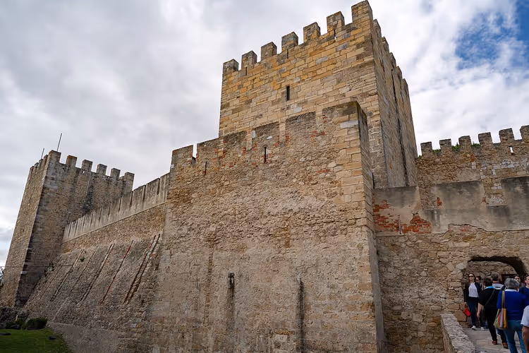 Mauern der Burg São Jorge oberhalb der Alfama