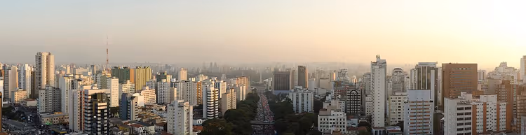 بانوراما لمدينة ساو باولو مع ناطحات سحاب في الضباب
