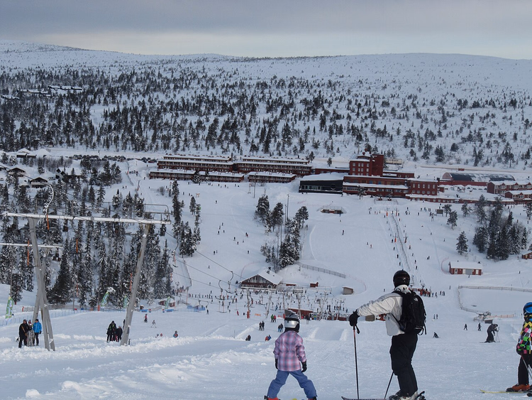 Familie på den brede snødekte Selena-skråningen