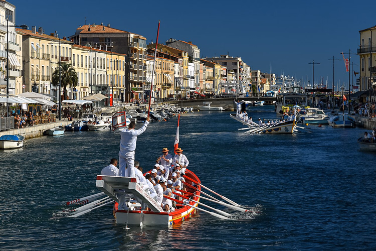 Wasserstechen auf dem Canal Royal in Sète