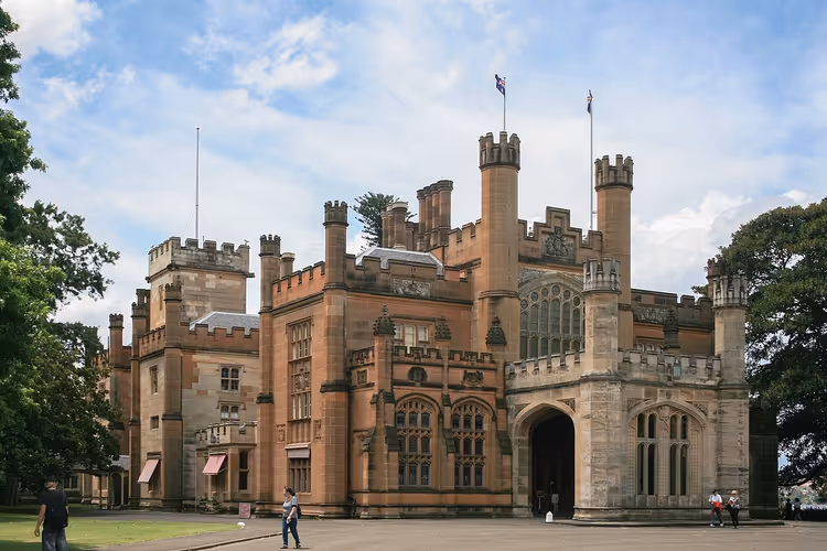 Government House i Sydney med tårn og plen