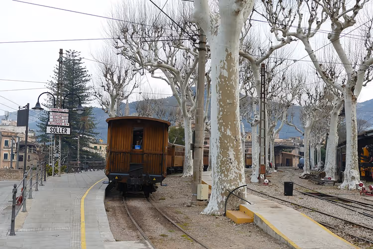 Hölzerner Wagen am Bahnhof von Sóller zwischen Platanen