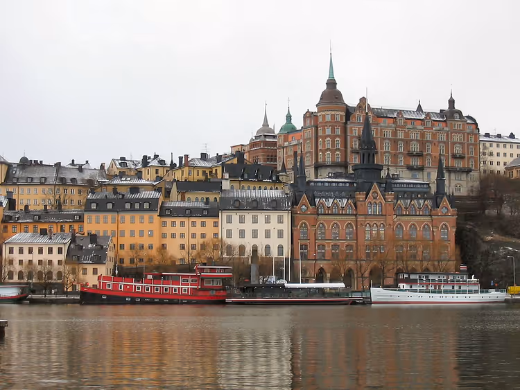 Blick auf die Uferpromenade von Södermalm mit Booten und Gebäuden